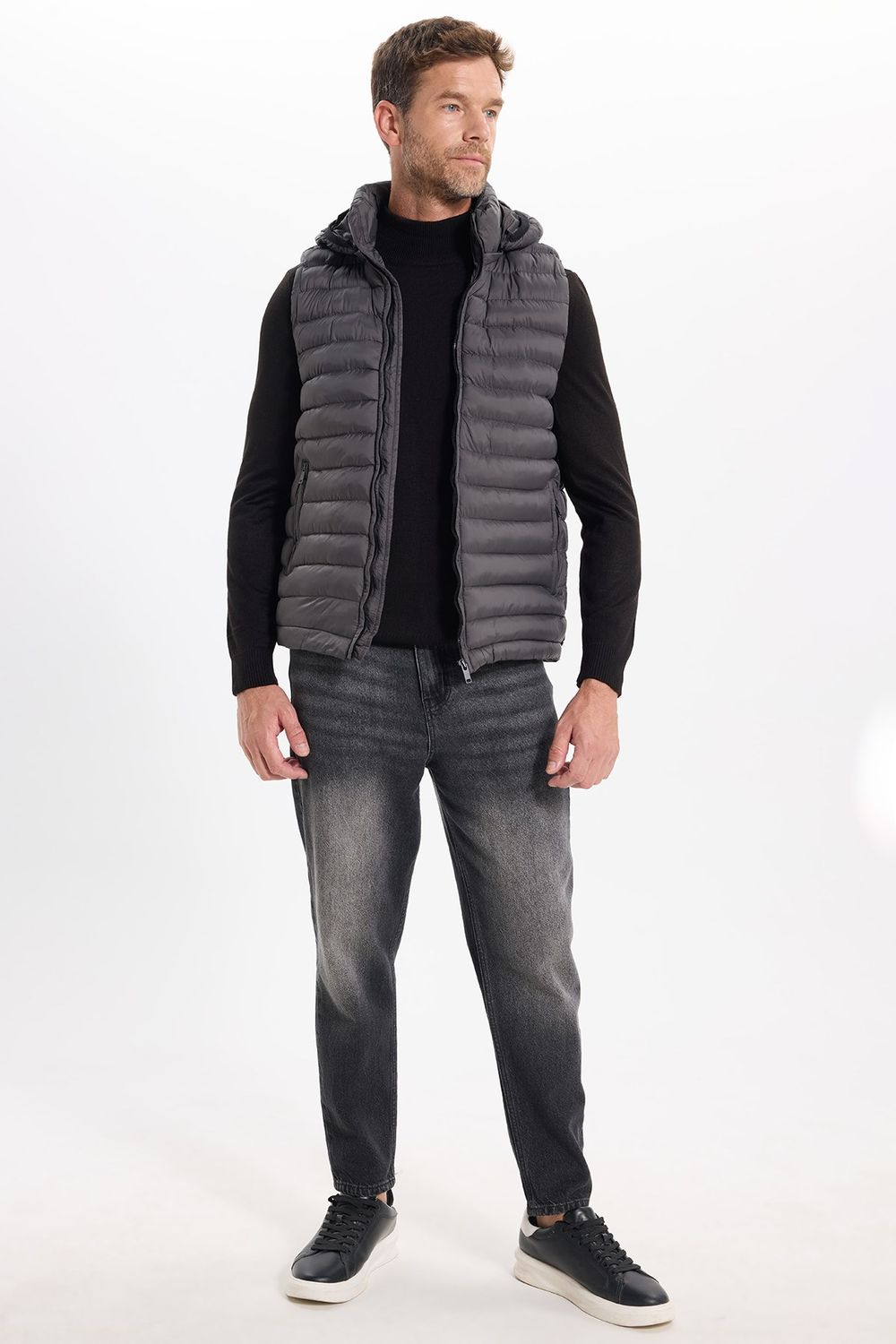 Erkek Slim Fit Dar Kesim Rüzgara Karşı Dayanıklı Cepli Antrasit Çıkabilir Kapüşonlu Şişme Yelek