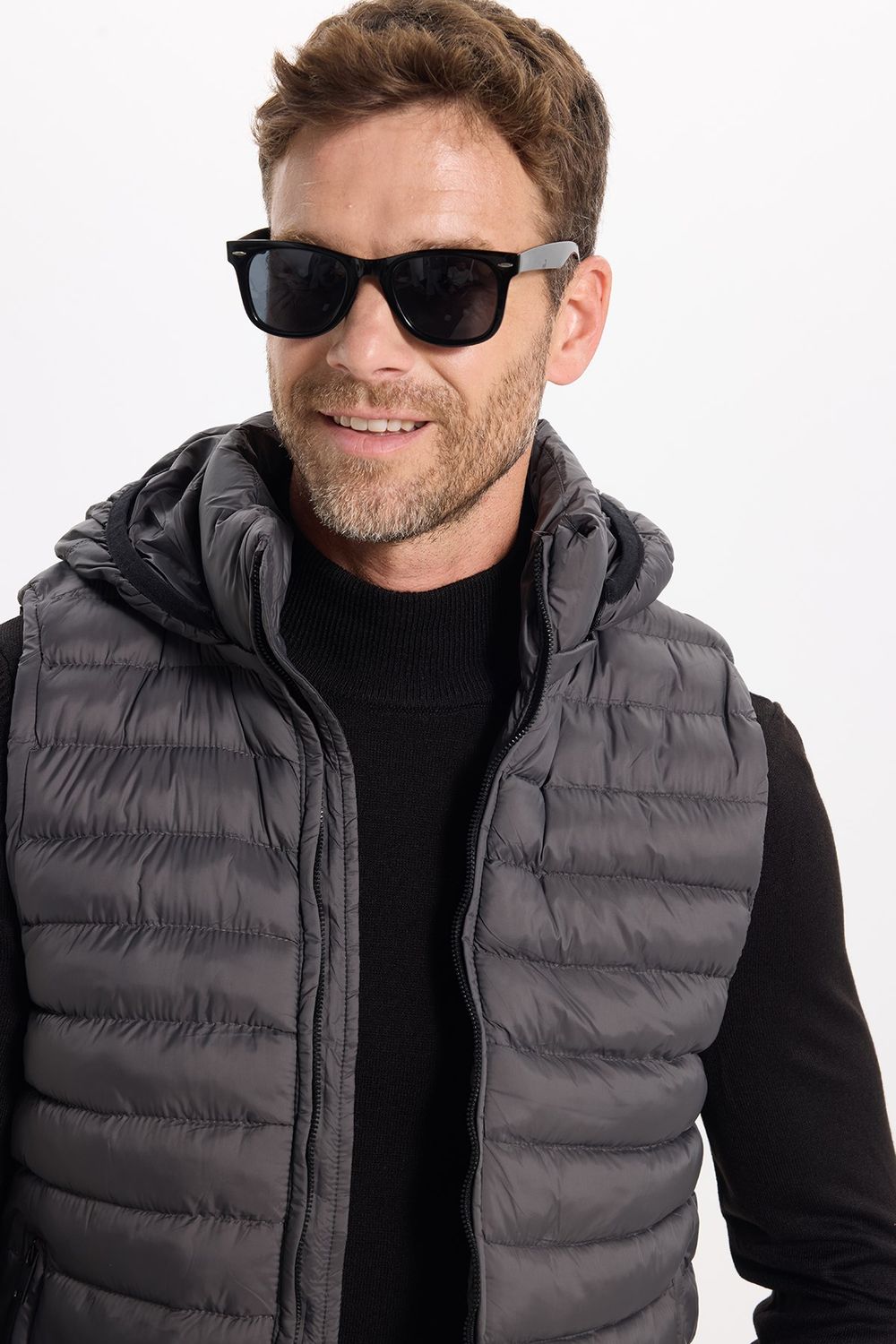 Erkek Slim Fit Dar Kesim Rüzgara Karşı Dayanıklı Cepli Antrasit Çıkabilir Kapüşonlu Şişme Yelek