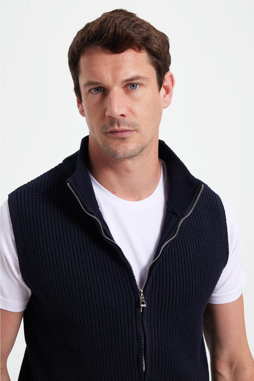 Erkek Standart Fit Normal Kesim Fermuarlı Dik Yaka Sıcak Tutan Lacivert Triko Yelek
