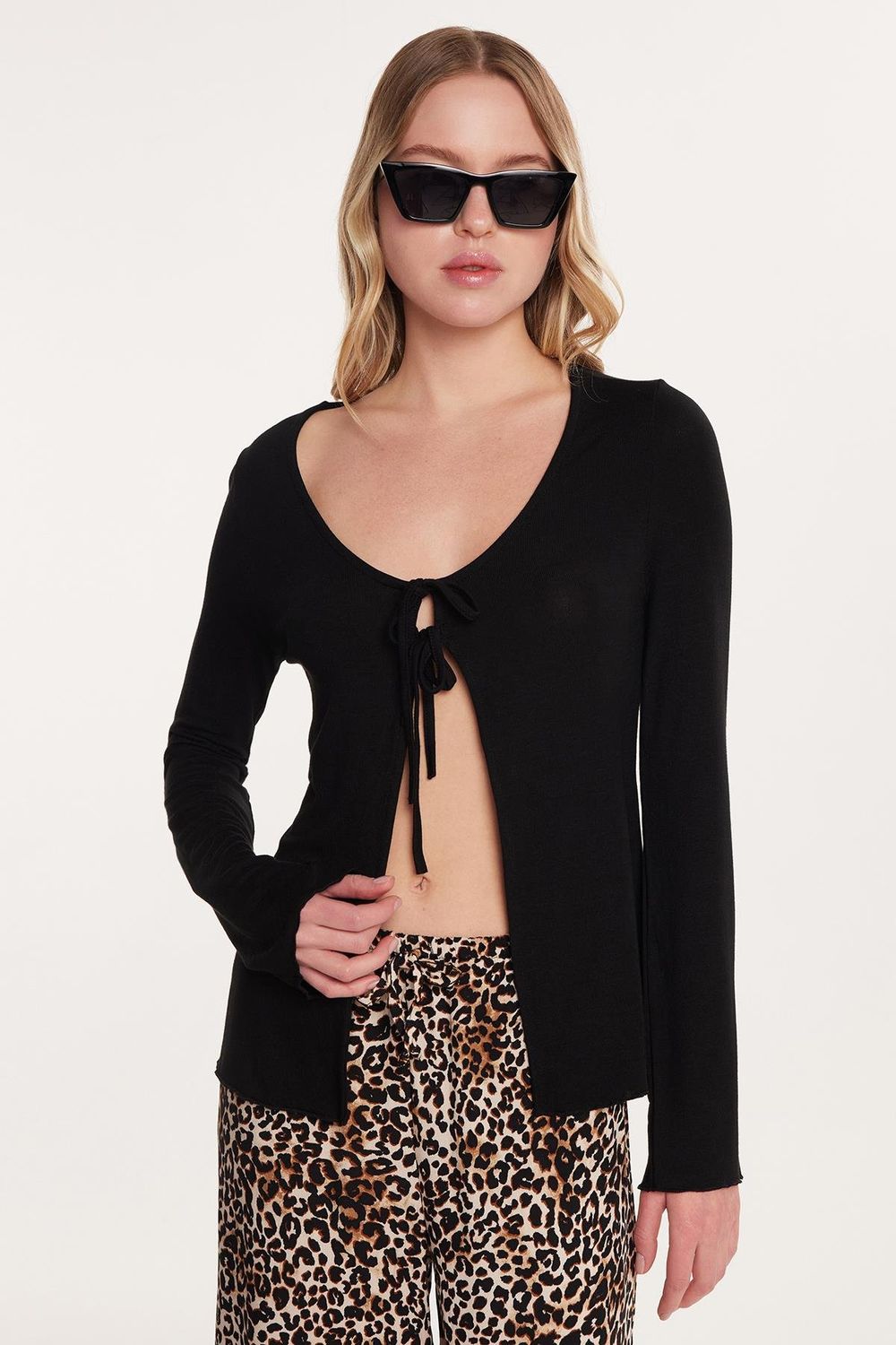 Kadın Regular Fit Uzun Kollu U Yaka Bağlama Detaylı Viskon Siyah Hırka