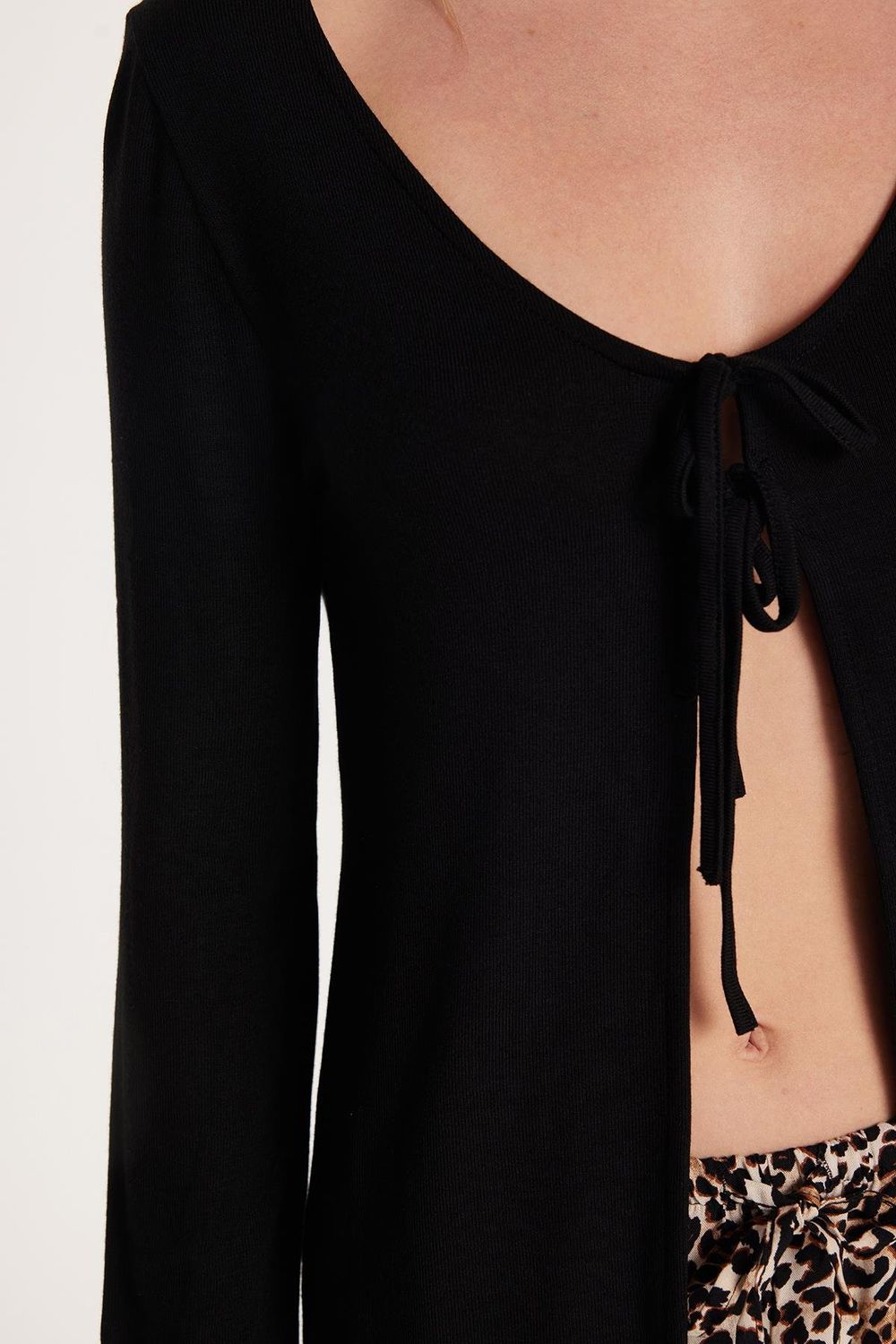 Kadın Regular Fit Uzun Kollu U Yaka Bağlama Detaylı Viskon Siyah Hırka