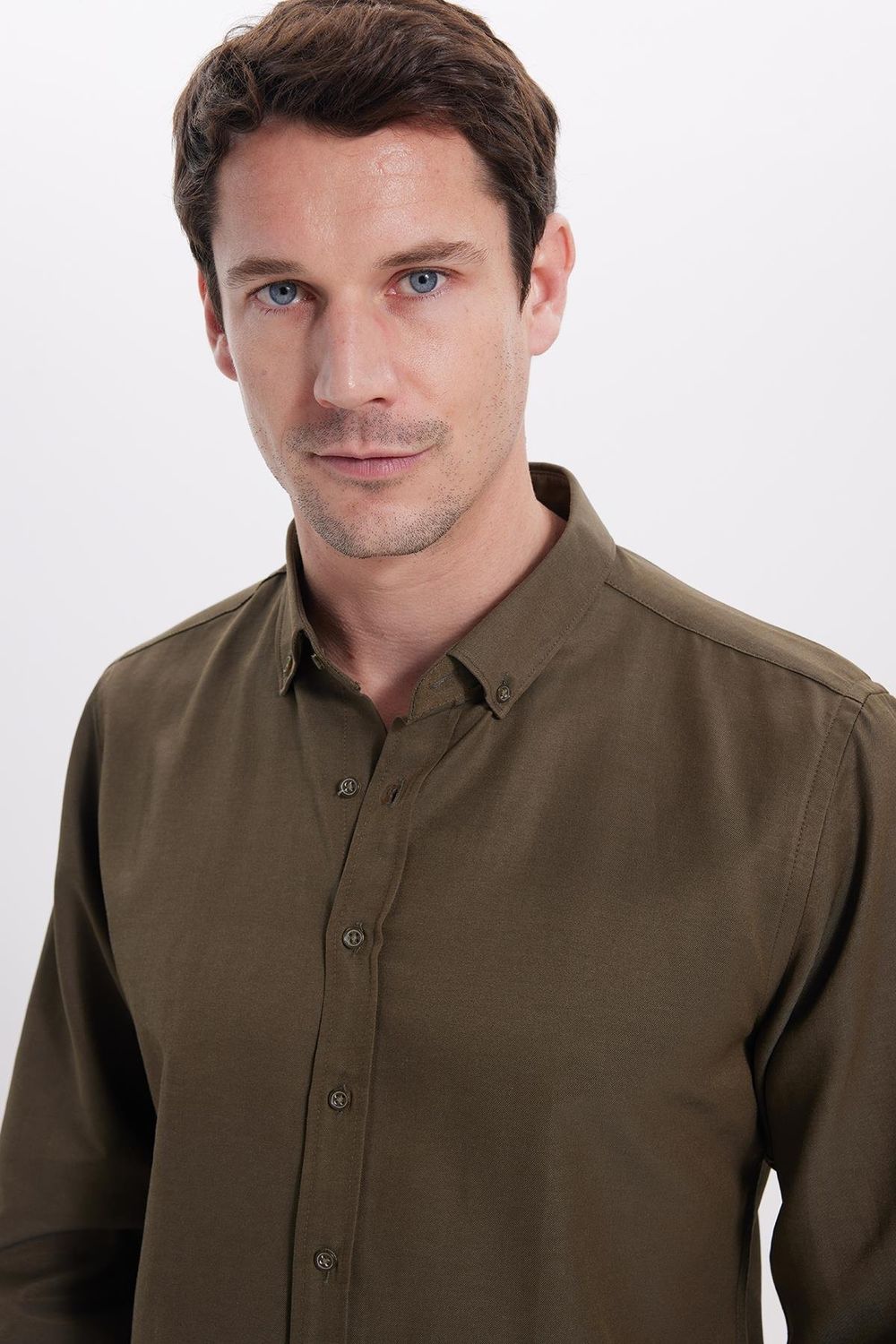 Slim Fit Uzun Kollu Düğmeli Yaka Pamuklu Kolay Ütü Düz Erkek Gömlek