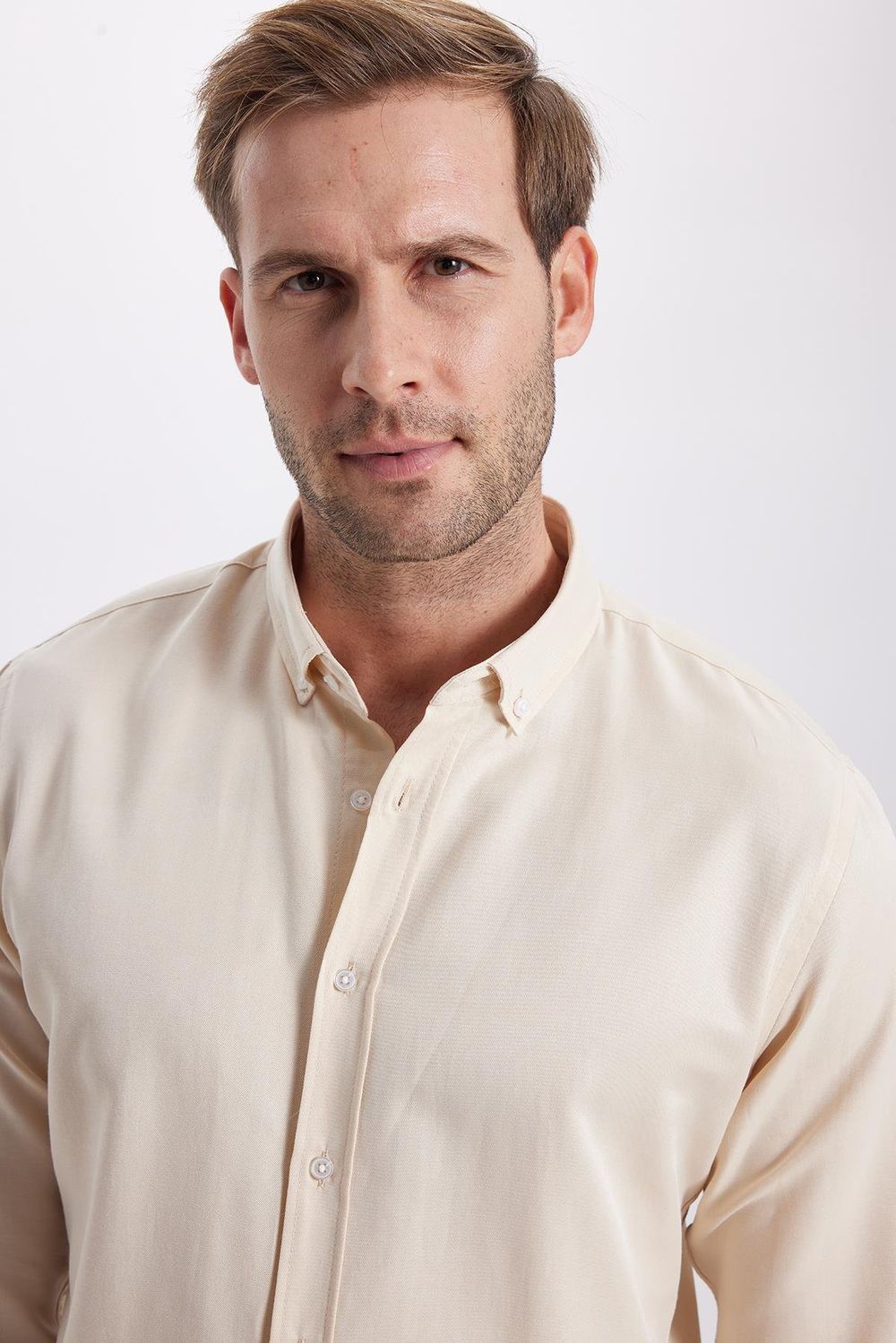 Erkek Slim Fit Dar Kesim Pamuklu Kolay Ütü Krem Düğmeli Yaka Gömlek