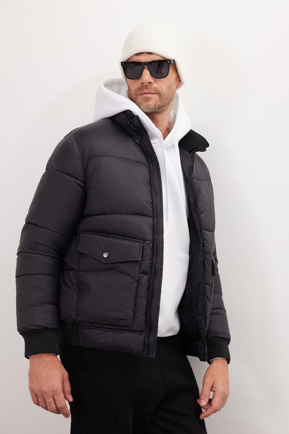 Erkek Regular Fit Klasik Kesim Çift Cepli Lastikli Dik Yaka Siyah Mont