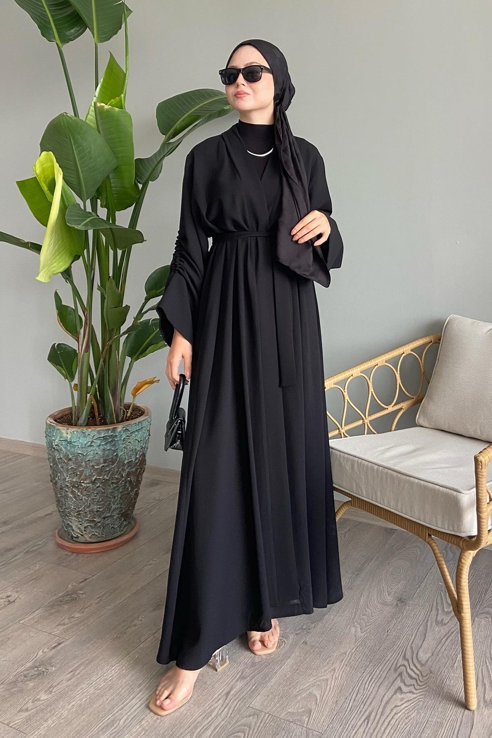 Kolu İpli Büzgülü Siyah Abaya