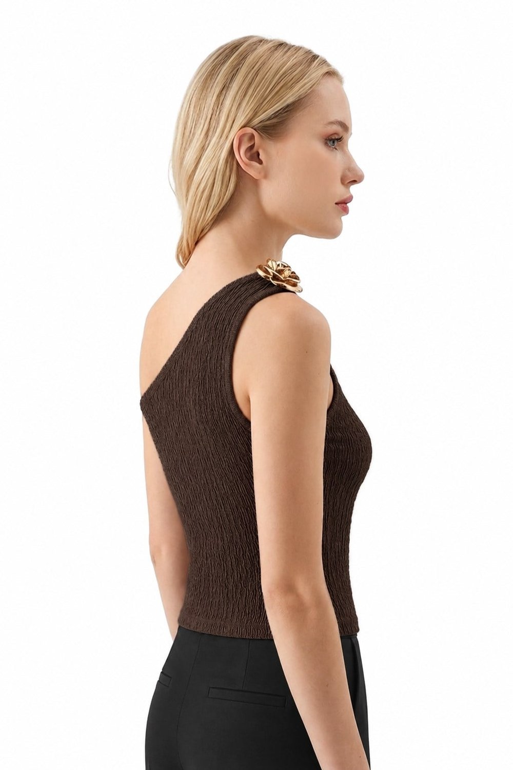 Premium - Tide Collection | Kahverengi Tek Omuz Çiçek Aksesuarlı Bürümcük Dokulu Kadın Crop Bluz