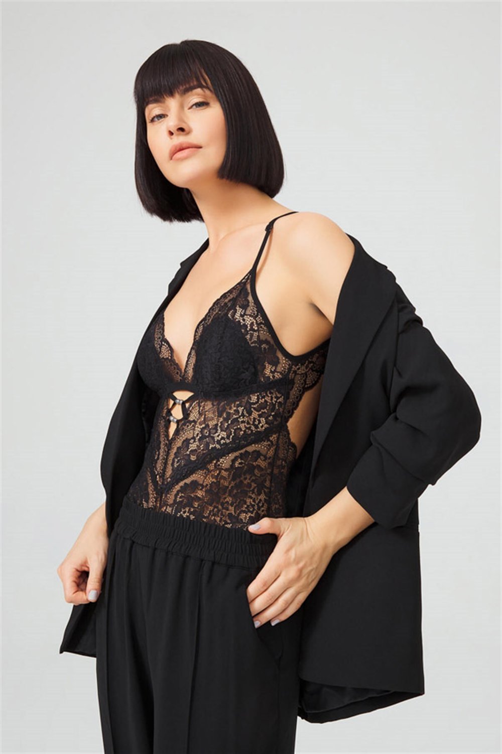 Siyah Sırt Dekolteli Transparan Kaplı Dantelli Bodysuit