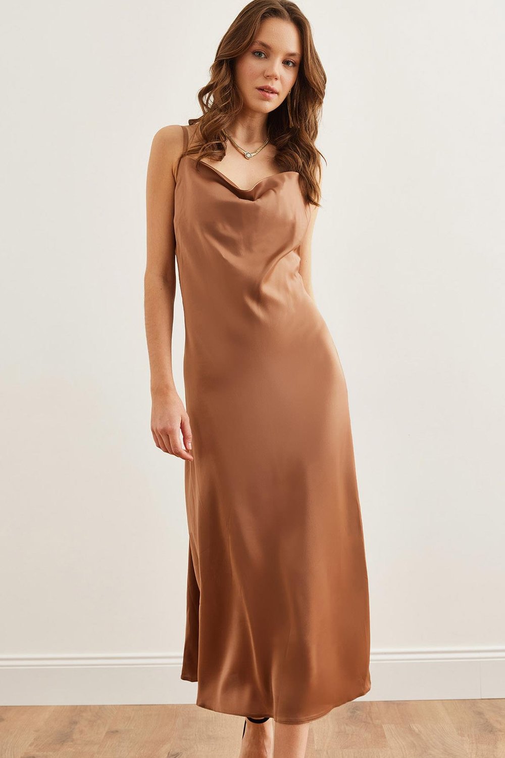 Askısı Ayarlanabilir Midi Saten Elbise Camel