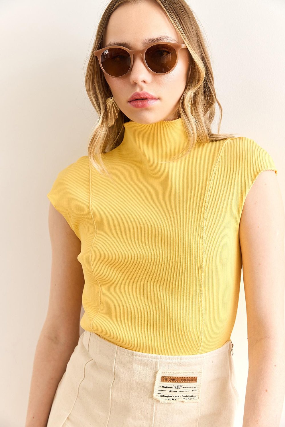 Dik Yaka Dikiş Detaylı Crop Bluz Sarı