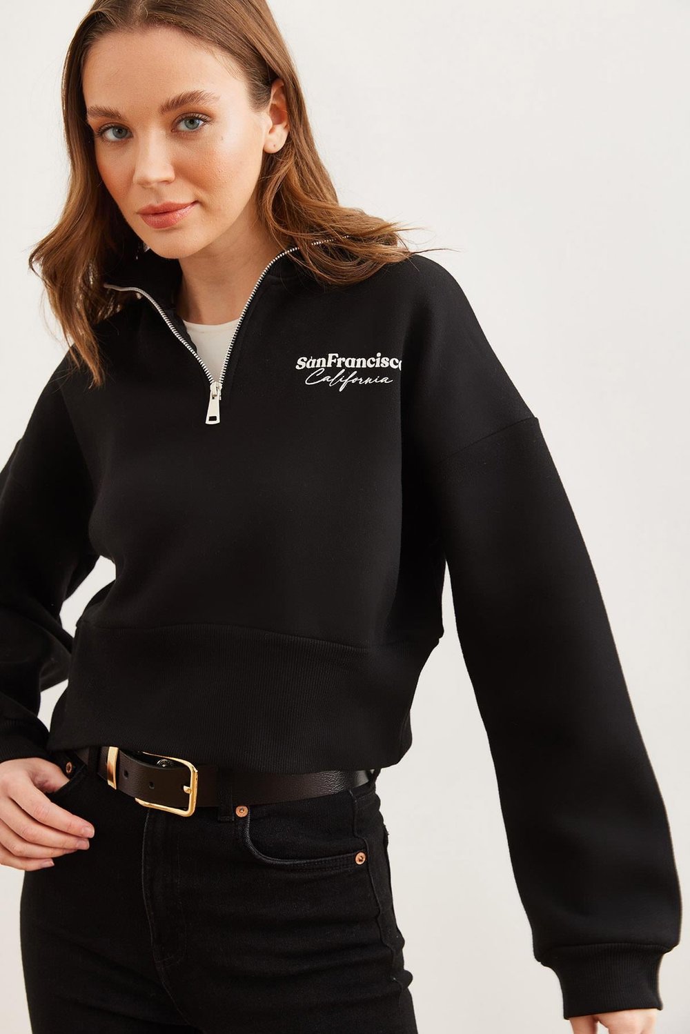Dik Yaka Fermuarlı Şardonlu Crop Sweatshirt Siyah