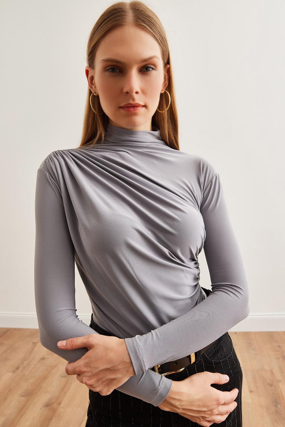 Drape Detaylı Dökümlü Şık Bluz Gri