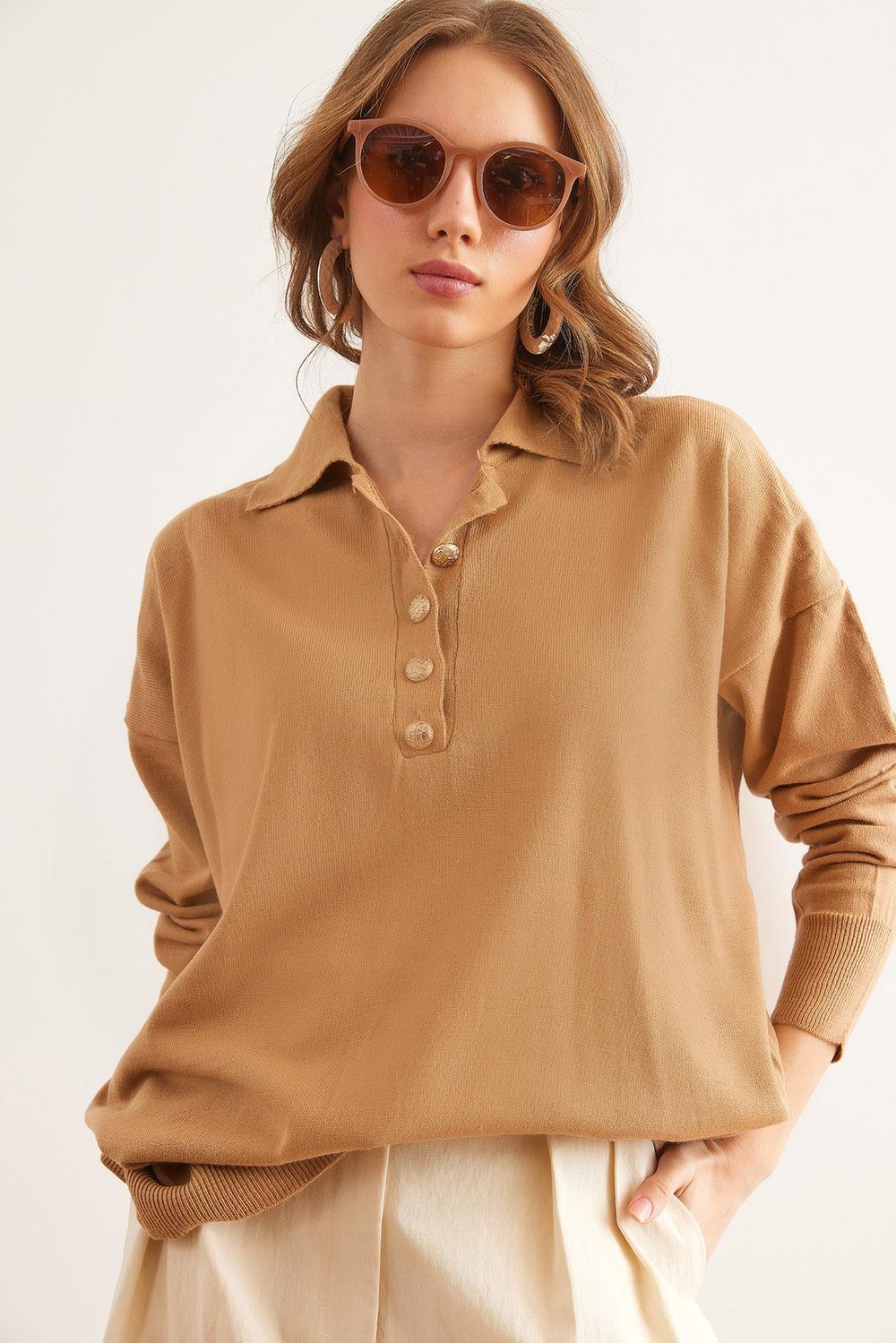 Gold Düğmeli Polo Yaka İnce Triko Kazak Camel