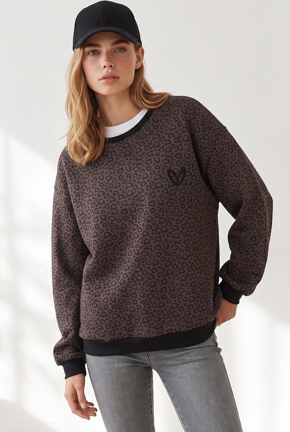 Leopar Kalp Nakışlı Şardonlu Sweatshirt Kahverengi