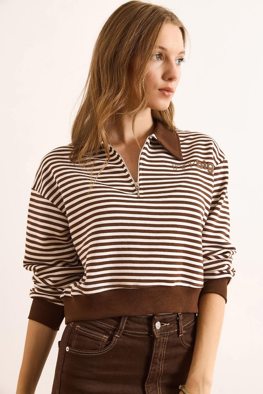 Polo Yaka Fermuarlı Çizgili Şardonsuz Crop Sweatshirt Kahverengi