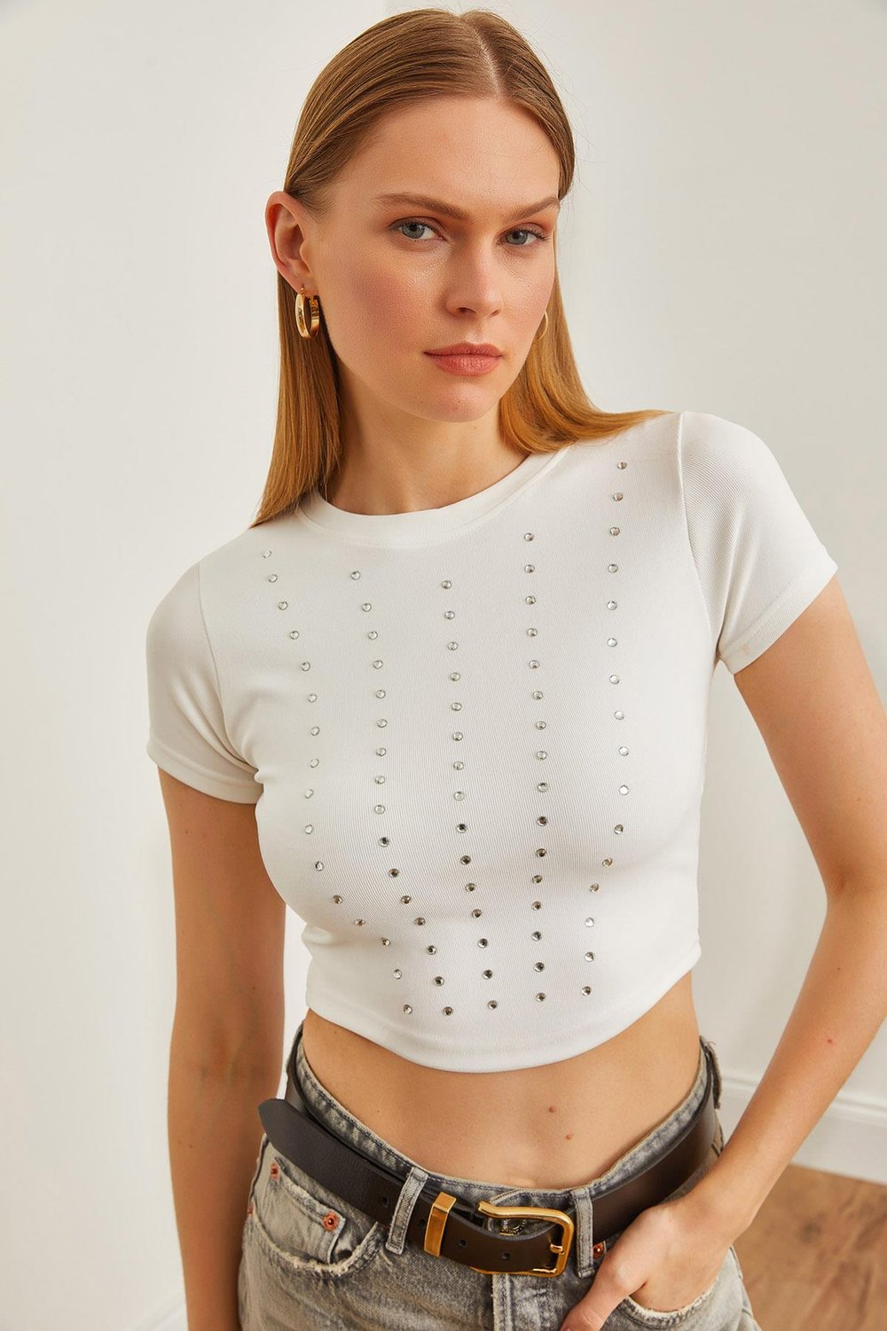 Taş Detaylı İnce Fitilli Crop Bluz Beyaz