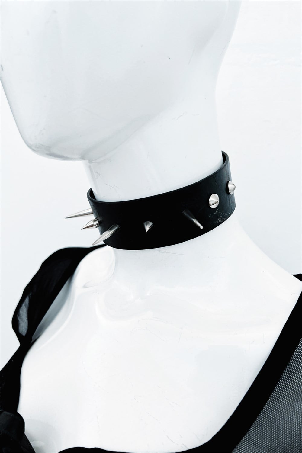 Thorn Punch Design Choker