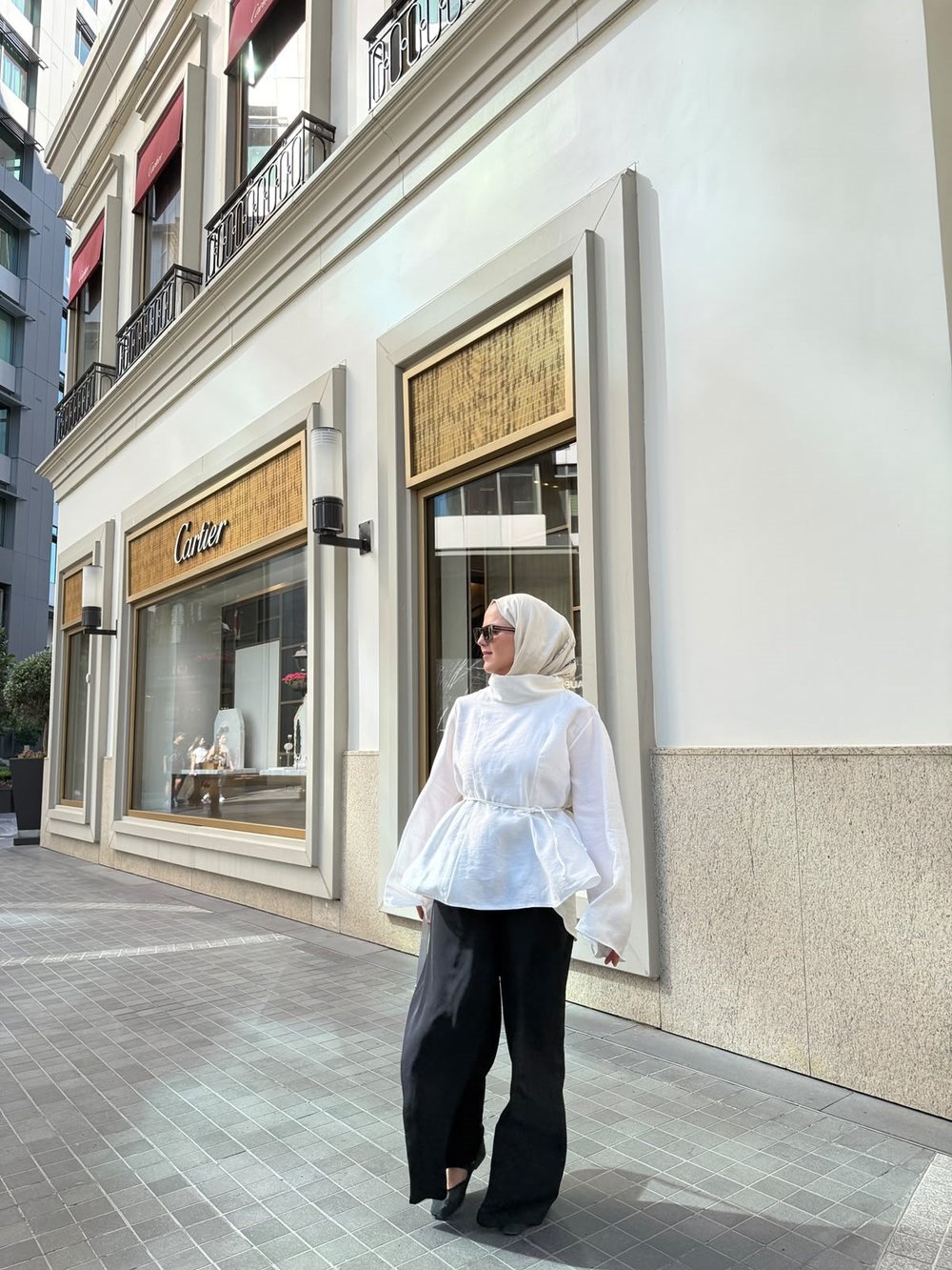 Yüksek Yaka Detaylı Beyaz Bluz
