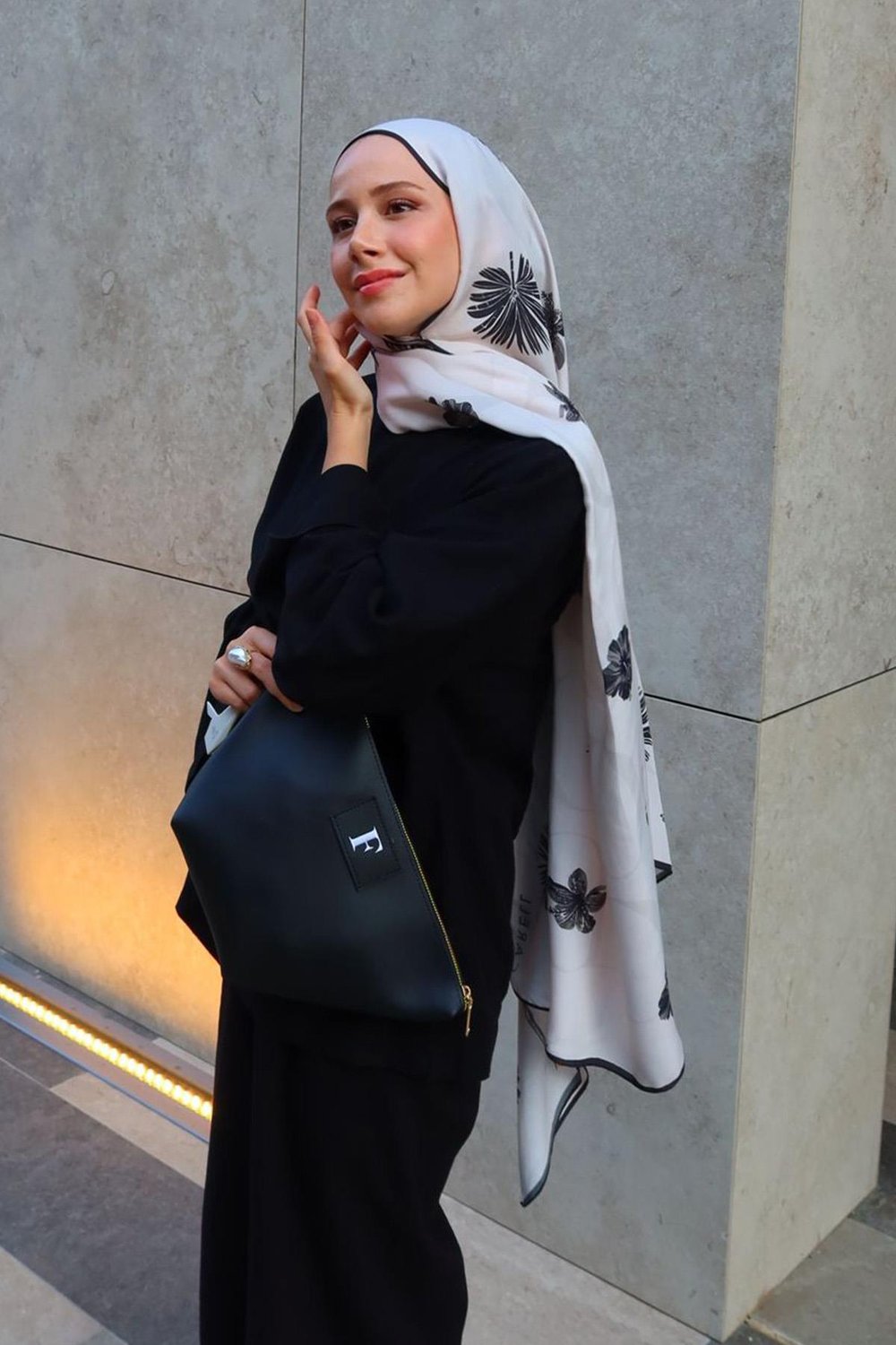 Feyza Hakyemezin Tercihi Noir Çiçekli Monogram Floş Şal Krem