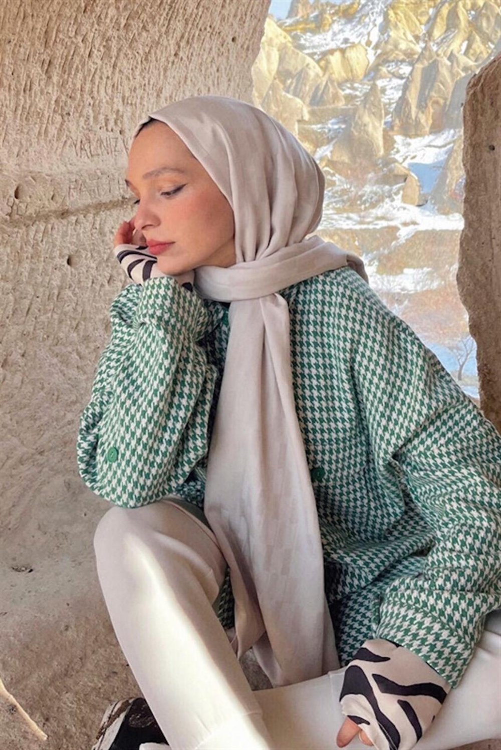 Merve'nin Tercihi Küpçizgi Jakar İtalyan İpekli Şal Gümüş