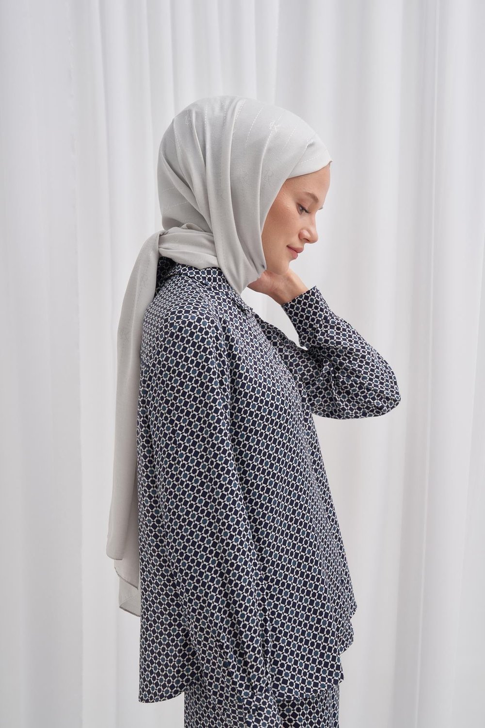 Monogram Jakar İtalyan İpekli Şal Gümüş