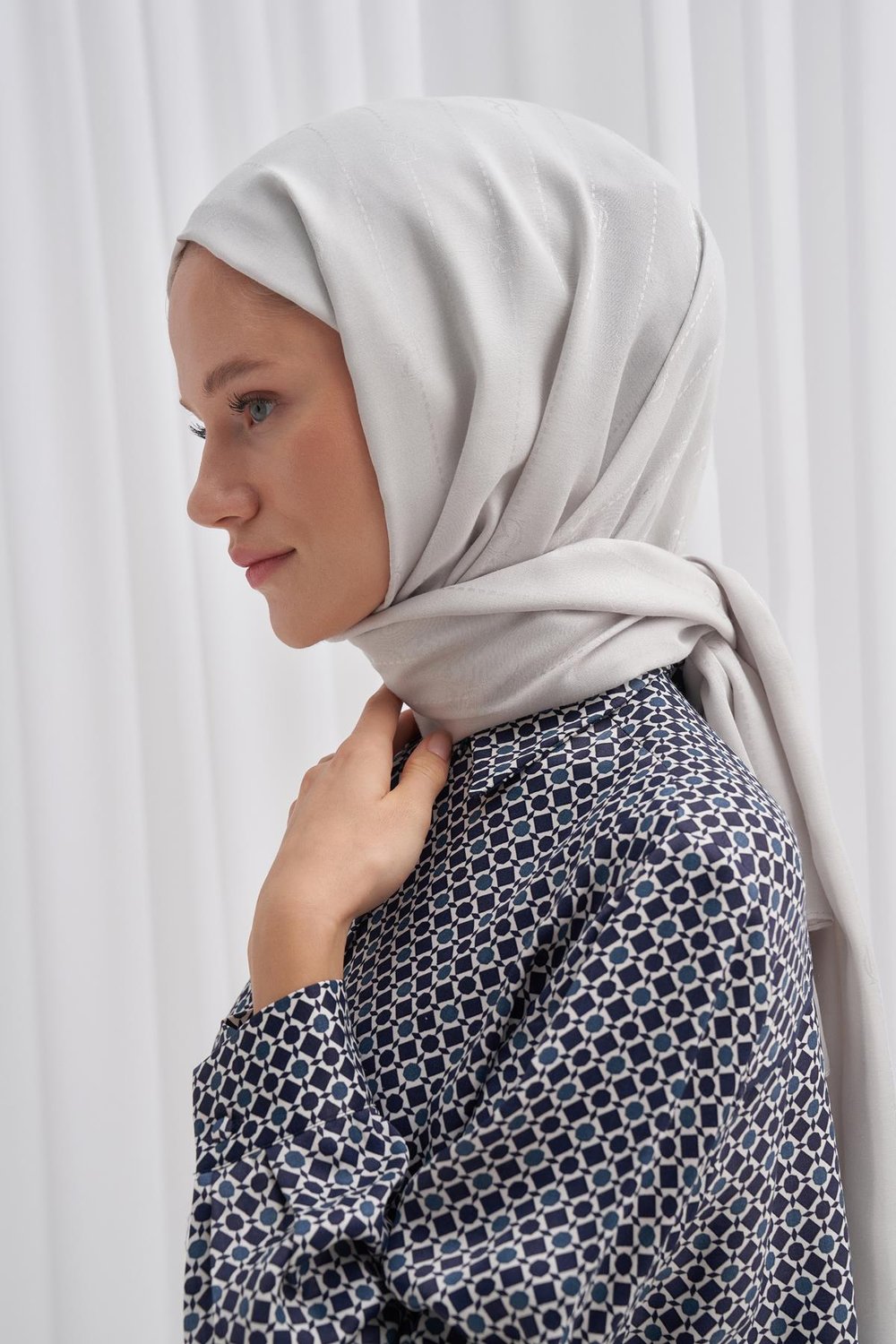 Monogram Jakar İtalyan İpekli Şal Gümüş