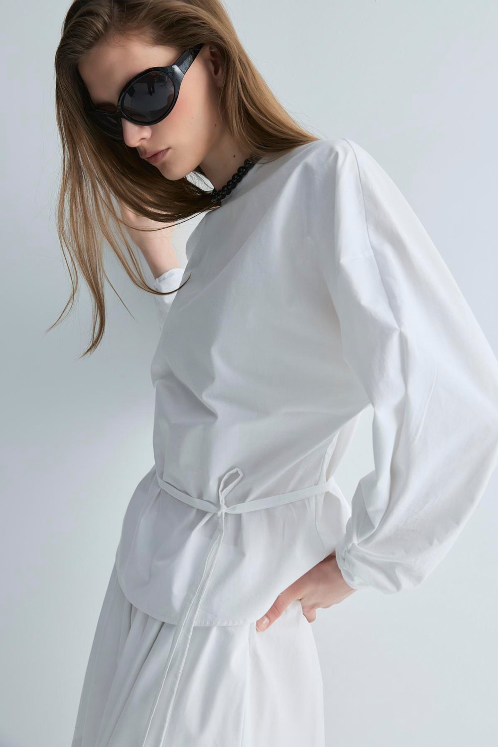 Beyaz Lara Kemerli Bluz