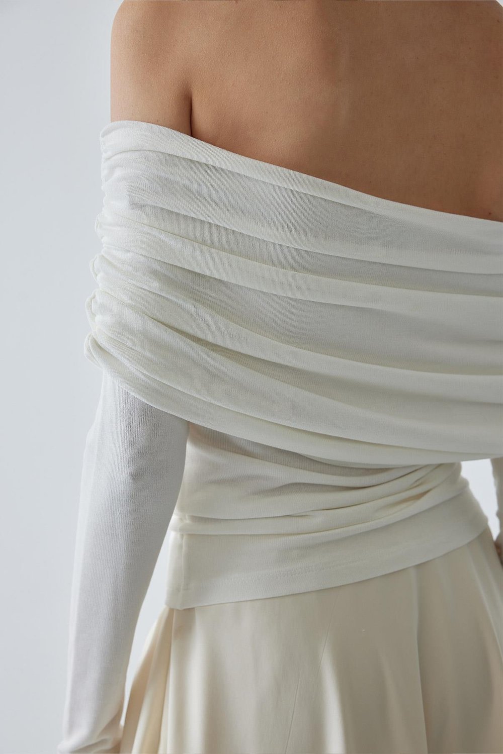 Ekru Lilly Omzu Açık Bluz