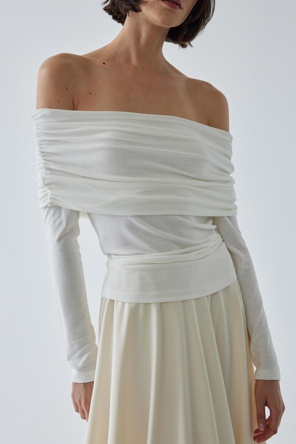 Ekru Lilly Omzu Açık Bluz