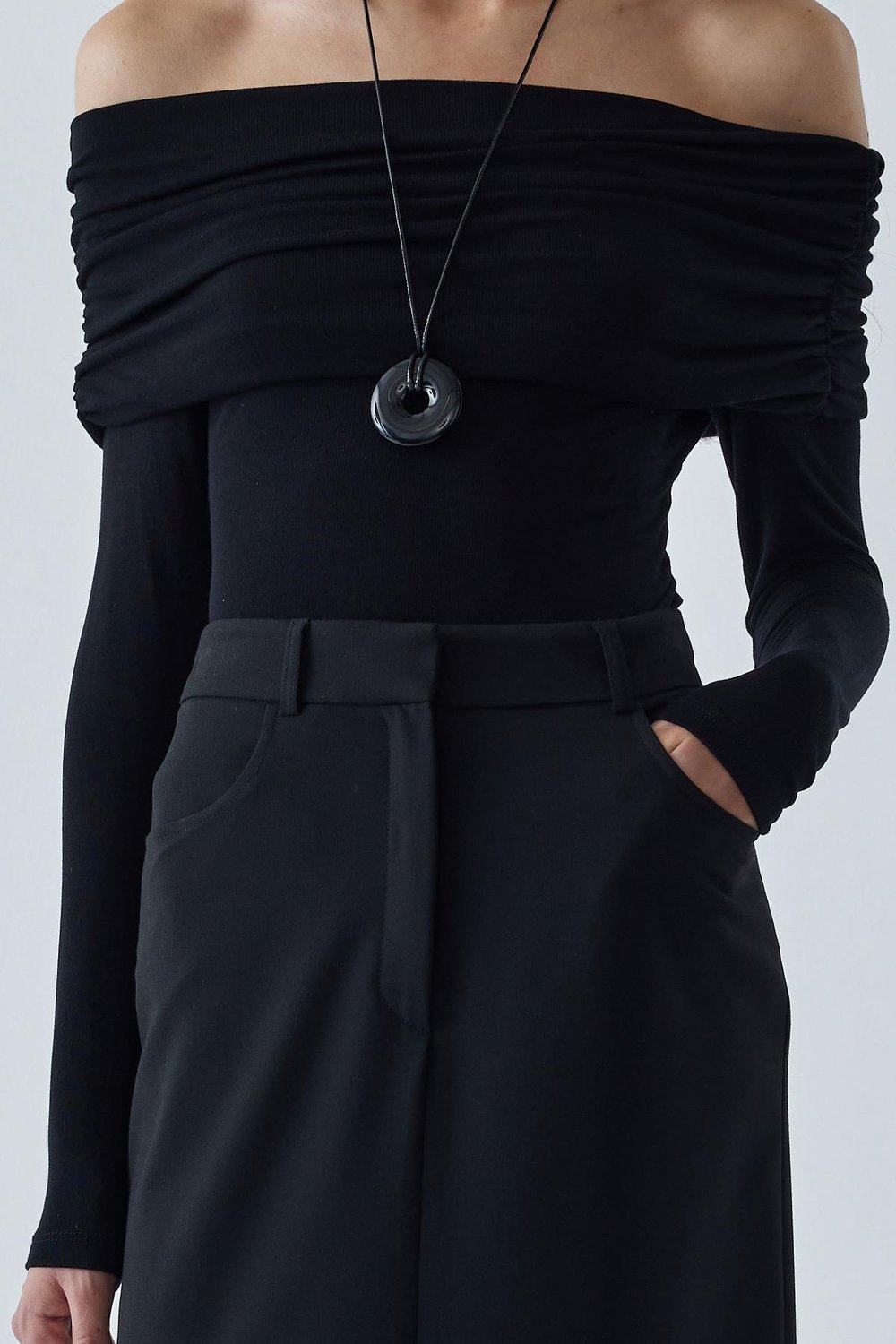 Siyah Lilly Omzu Açık Bluz