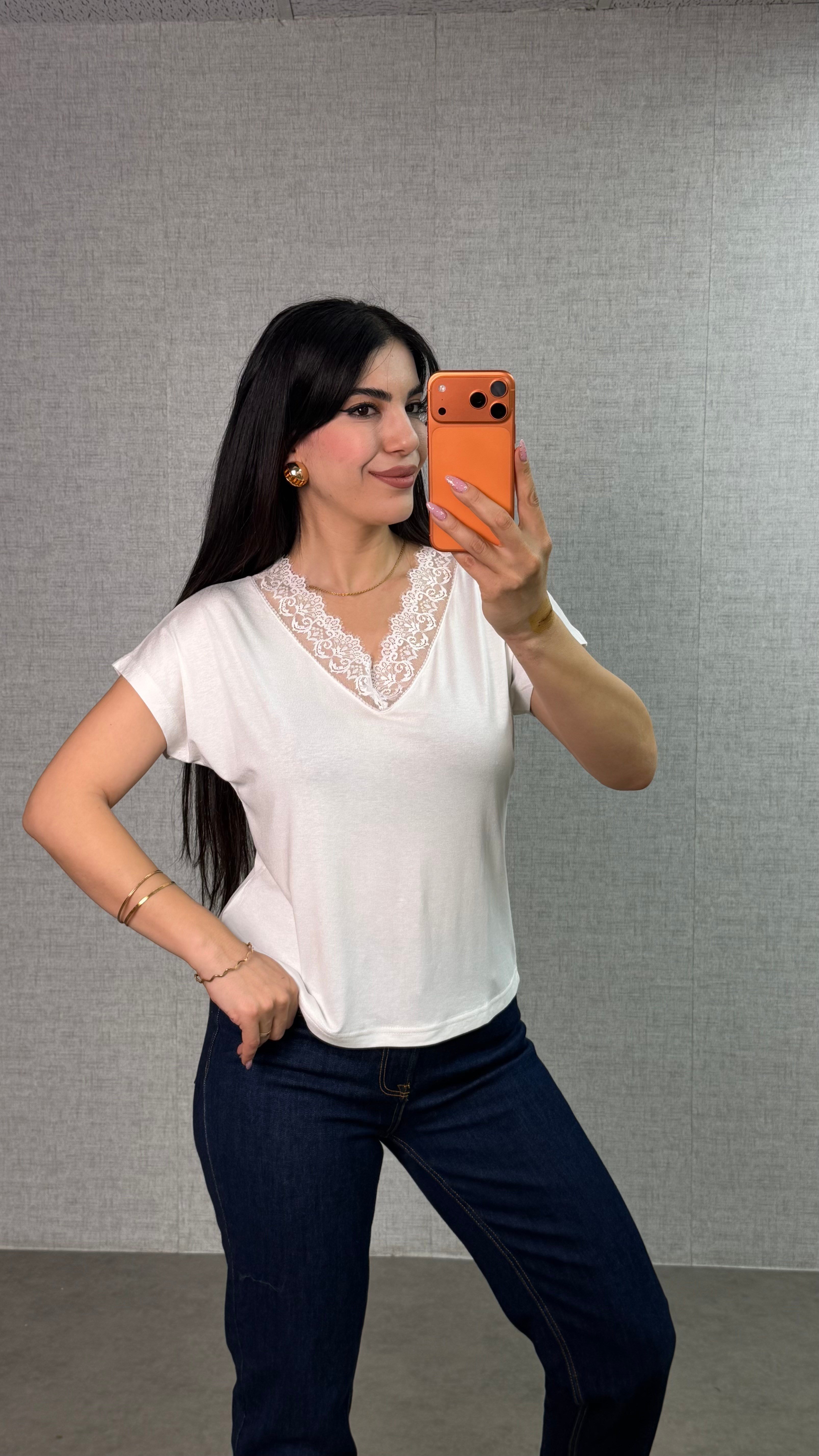 Celes Beyaz V Yaka Dantelli Bluz