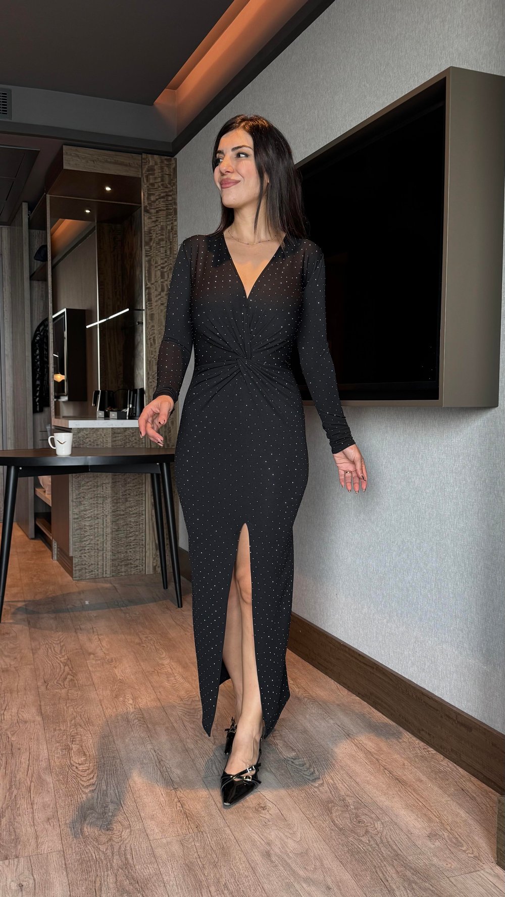 Chloe Siyah Taşlı Yırtmaç Detaylı Elbise