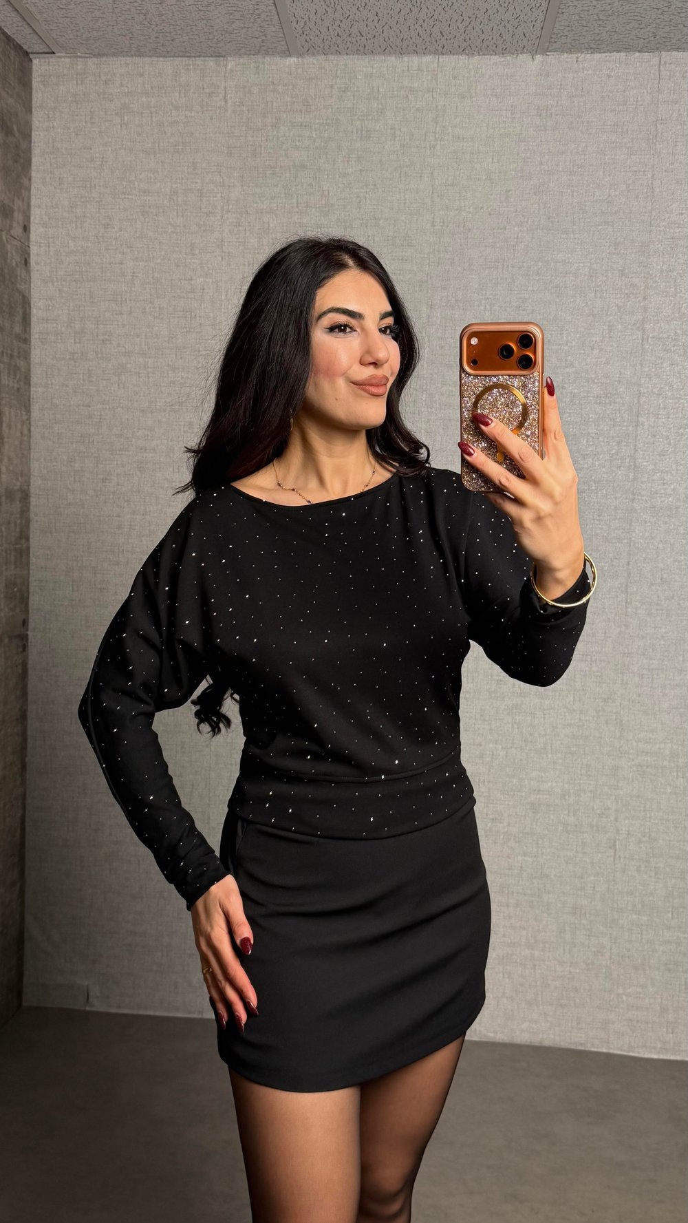 Karina Siyah Taşlı Kayık Yaka Bluz
