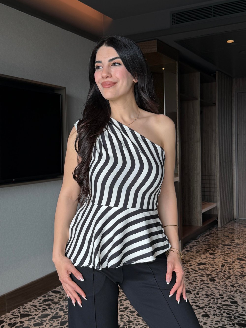 Pita Siyah Askılı Asimetrik Bluz