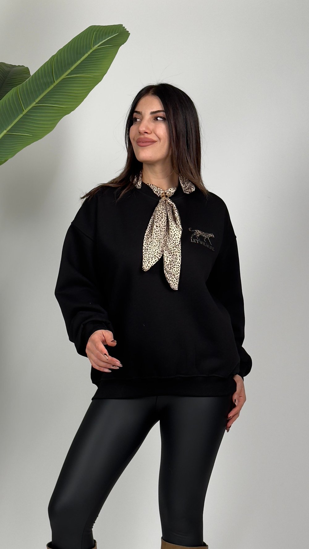 Sofia Siyah Leopar Baskılı Fularlı Sweatshirt