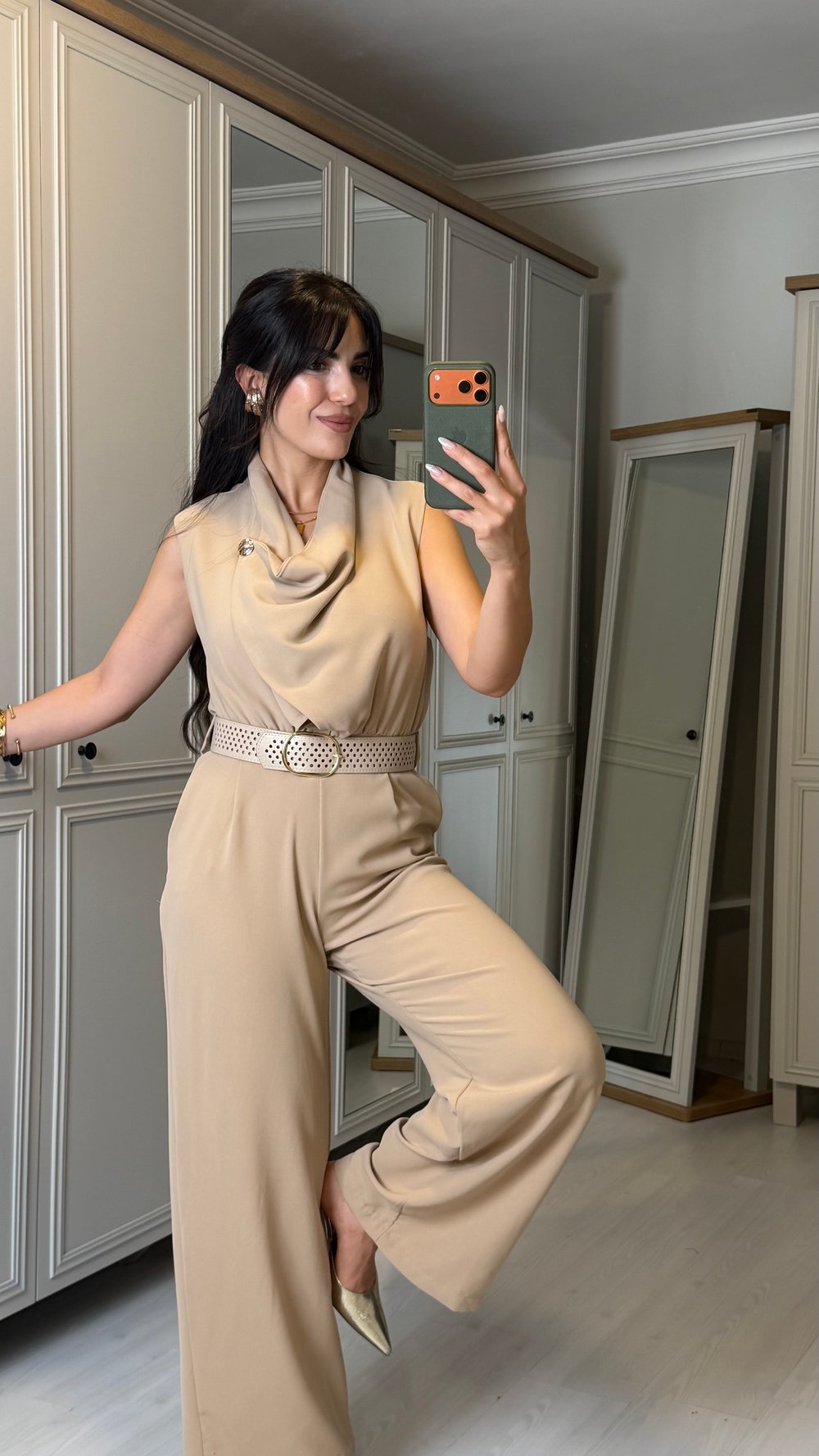 Veronika Bej Yaka Aksesuar Detaylı Kemerli Tulum 