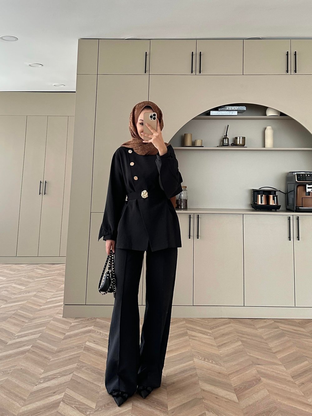 Alis Arkası Fırfırlı Broş Detaylı Cupra Takım Siyah (4400)
