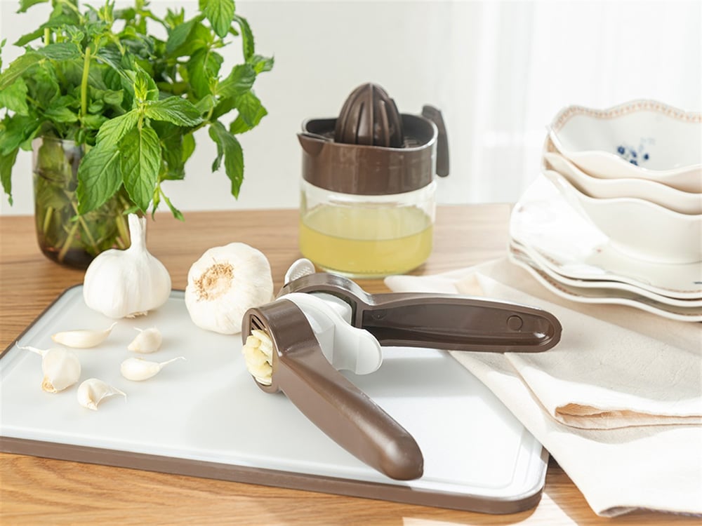 Lily Plastic Garlic Press 16,5 cm Brown