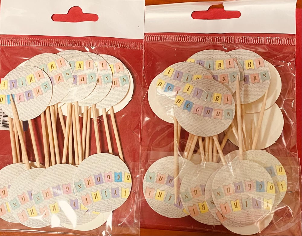 Kürdan iyiki doğdun yazılı yuvarlak 40 adet 2 paket makaron renkte yazılı kürdan
