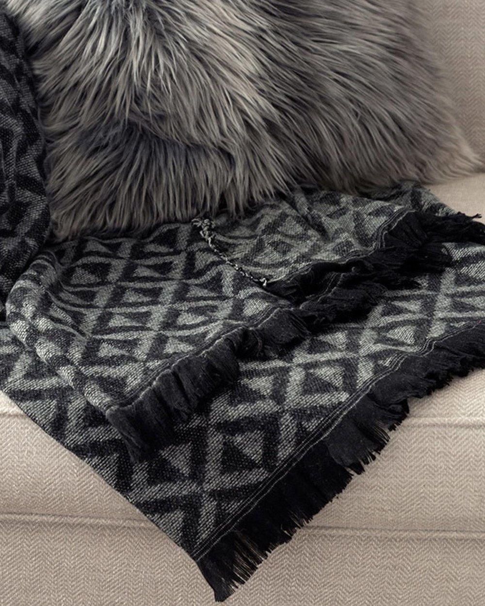 Dark Mono Acrylic Sofa Throw 130x170 cm Black - Gray