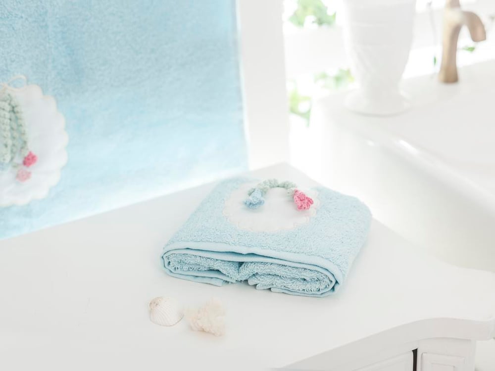 Katie ХАВЛИЯ ЗА ЛИЦЕ С дантела 50x90 cm Light Blue