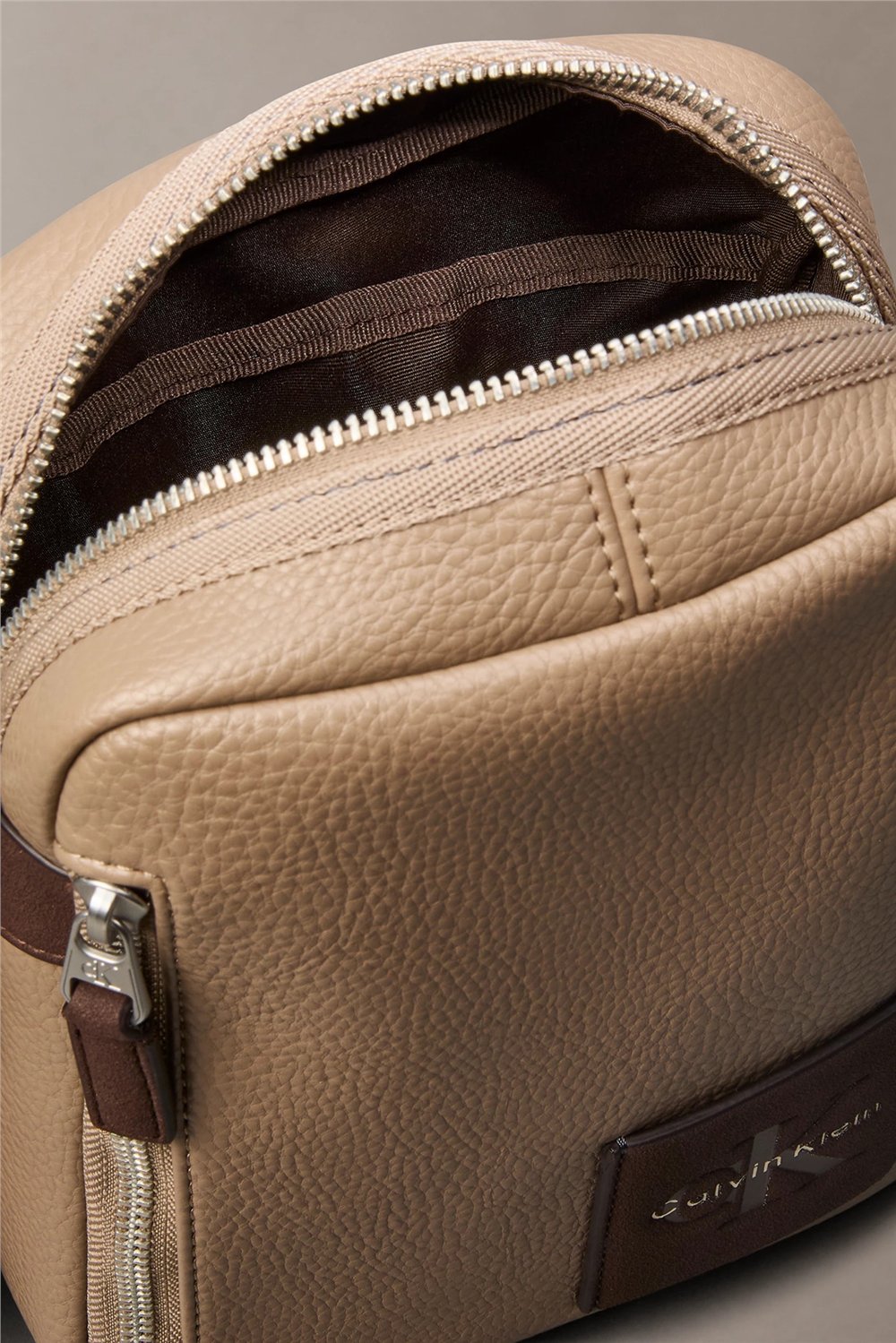 Calvin Klein Bold Pebble Ssnl Simple Erkek Reporter Çanta Kahverengi
