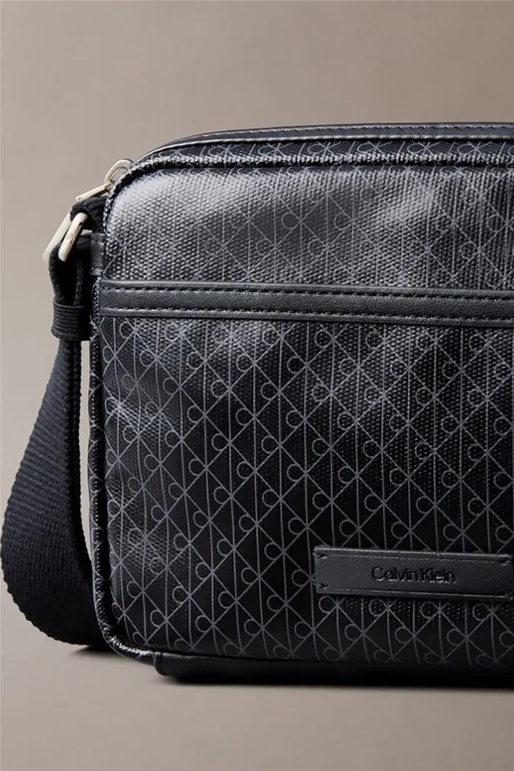Calvin Klein Emblem Aop Coated Canvas Erkek Reporter Çanta Siyah