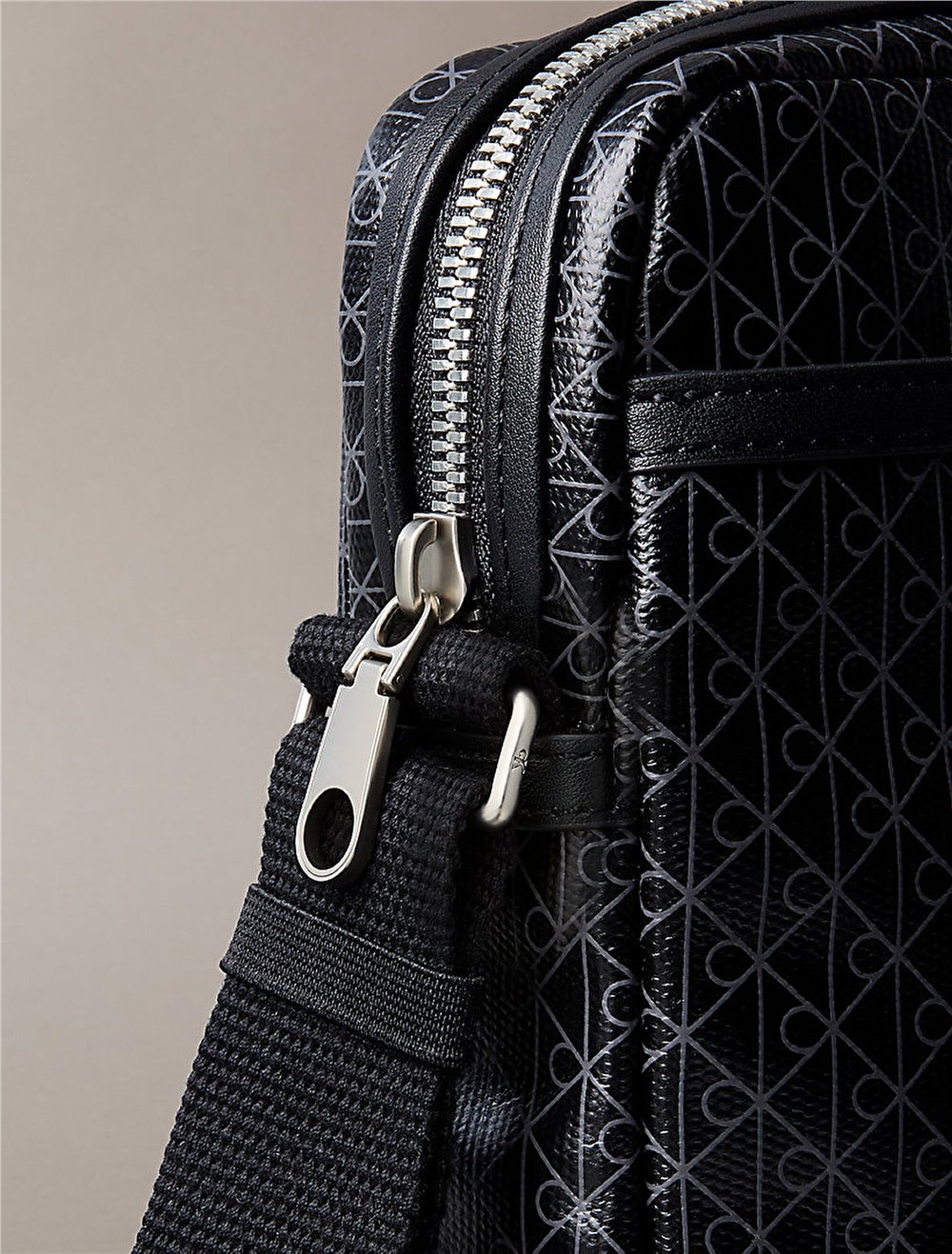 Calvin Klein Emblem Aop Coated Slim Erkek Reporter Çanta Siyah