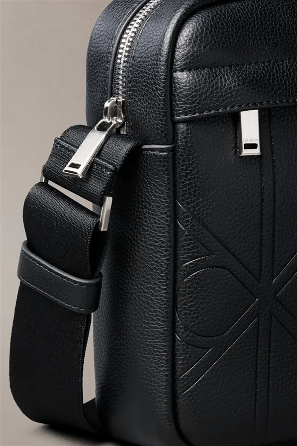 Calvin Klein Emblem Aop Emboss Erkek Reporter Çanta Siyah