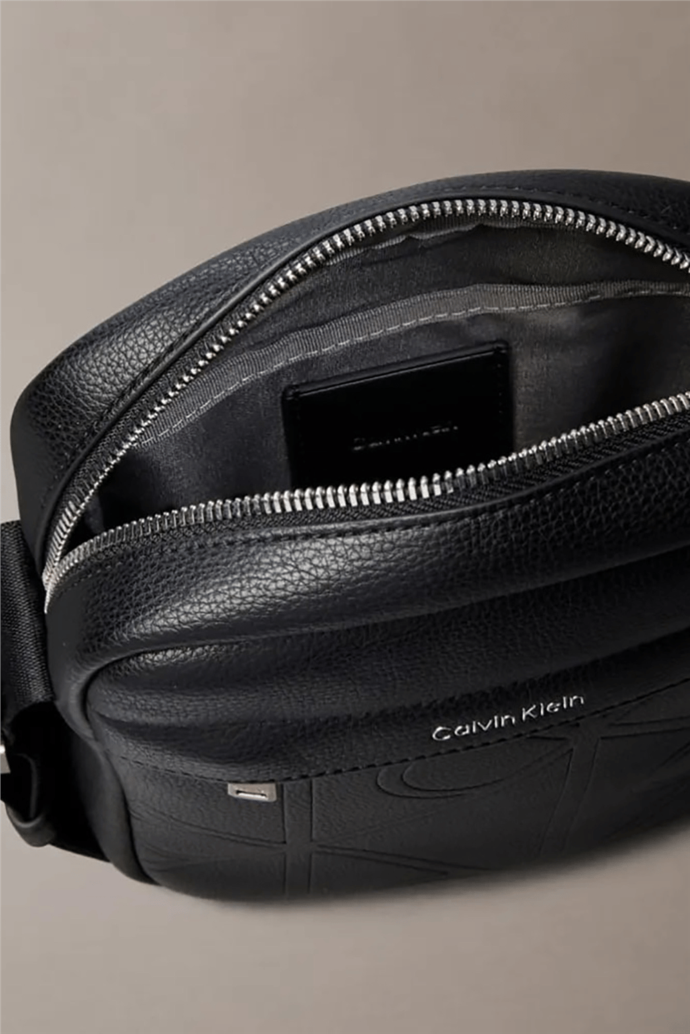Calvin Klein Emblem Aop Emboss Erkek Reporter Çanta Siyah