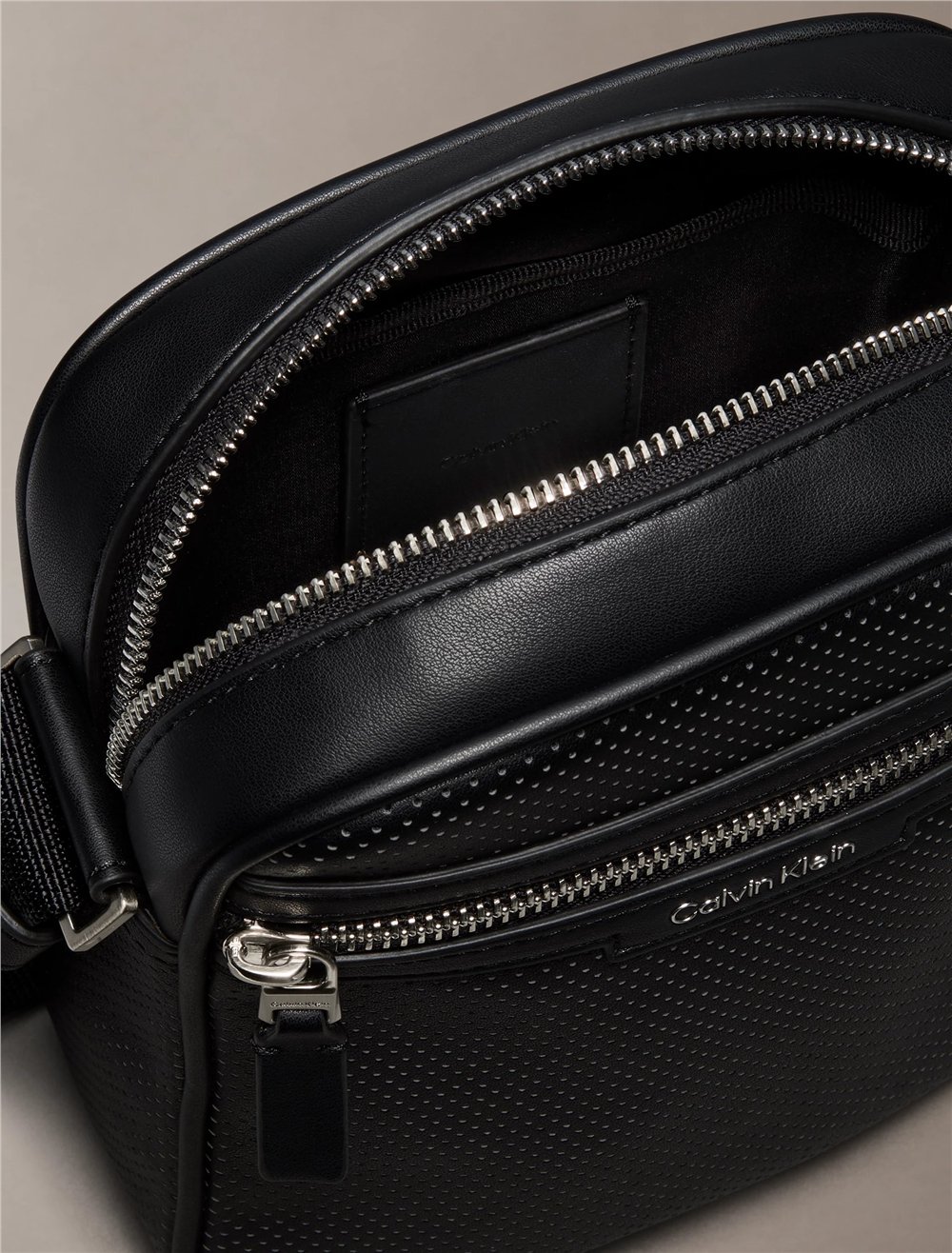 Calvin Klein Perforated Erkek Reporter Çanta Siyah