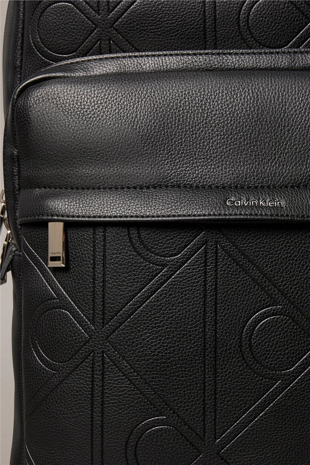 Calvin Klein Xl Emblem Aop Emboss Round Backp Erkek Sırt Çantası Siyah