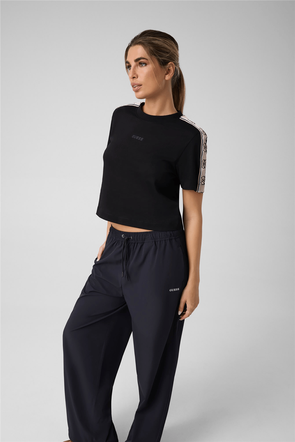 Guess Britney Kadın Aktif Boxy Fit Bisiklet Yaka T-Shirt Siyah