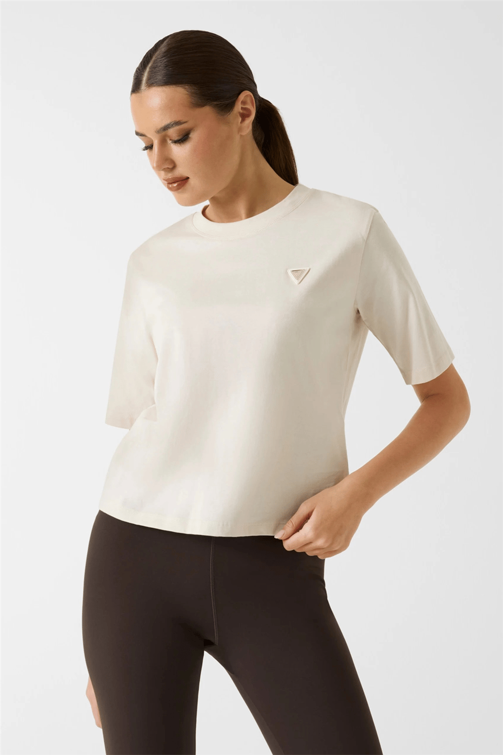 Guess Colette Kadın Aktif Boxy Fit Bisiklet Yaka T-Shirt Krem