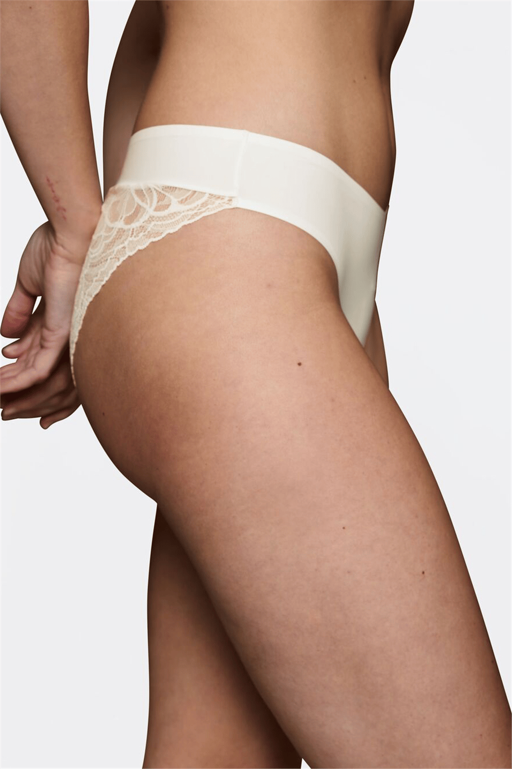 Triumph Kadın Body Make-Up Illusion Lace Highleg Tai Külot Beyaz